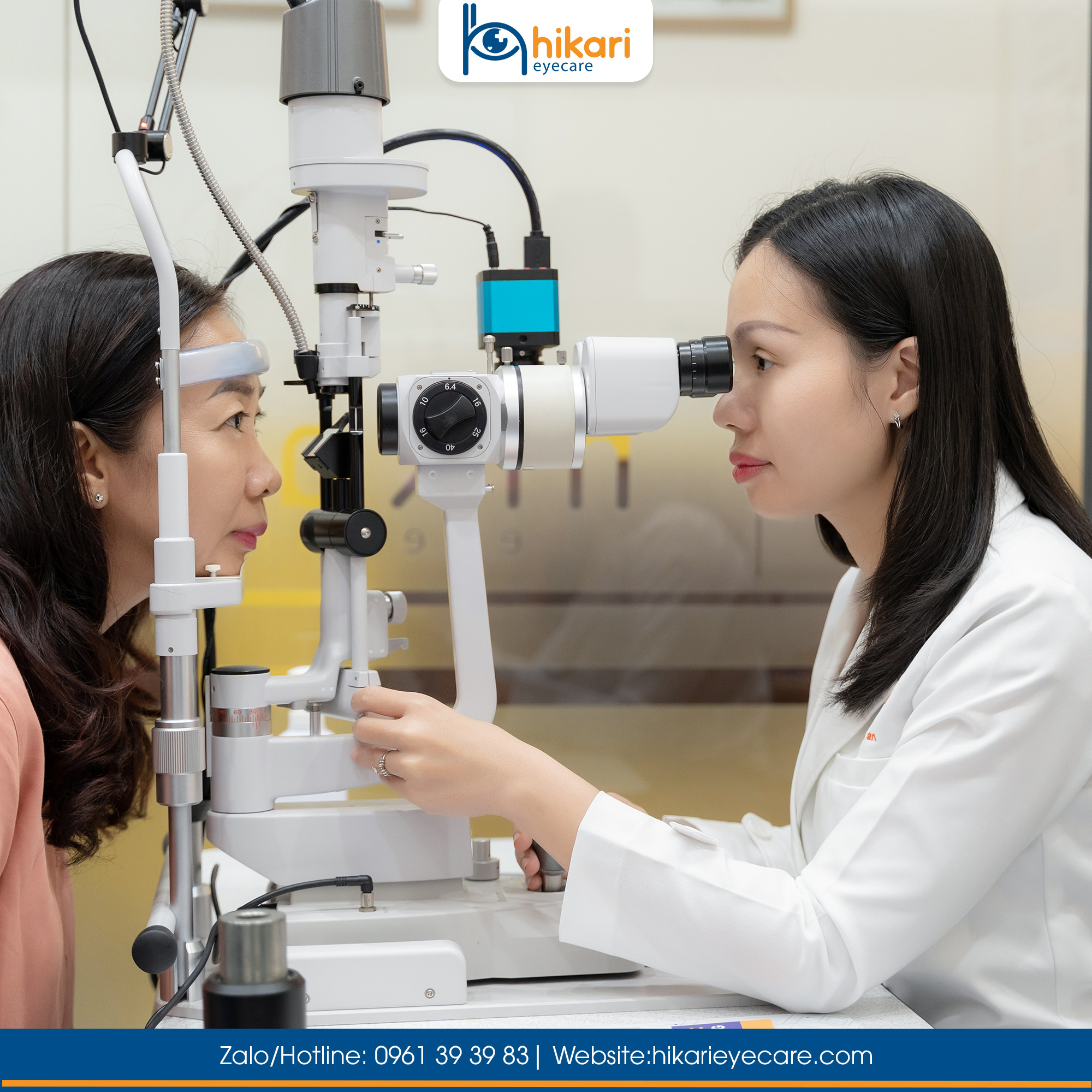 Bác sĩ nữ sử dụng máy sinh hiển vi để kiểm tra mắt cho bệnh nhân lớn tuổi