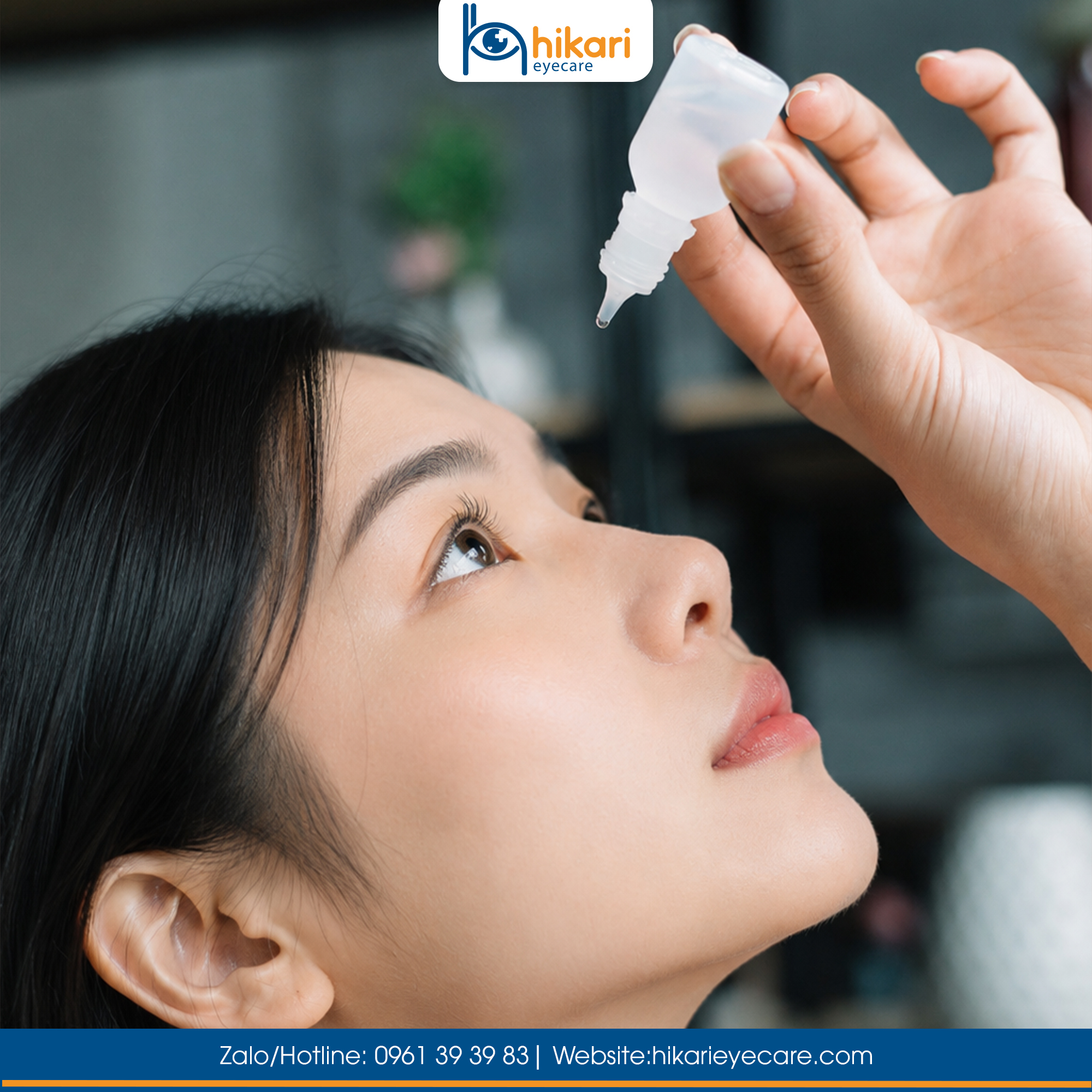 Người phụ nữ thực hiện đúng tư thế nhỏ thuốc mắt – ngửa đầu, nhìn lên trên – theo hướng dẫn của bác sĩ nhãn khoa Hikari Eyecare