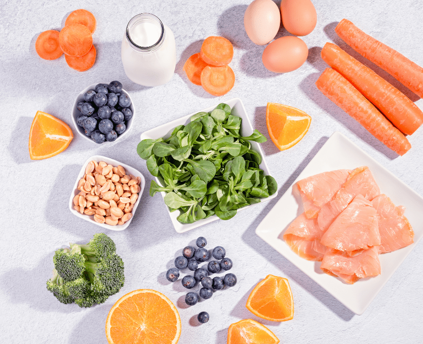 Ăn nhiều thực phẩm giàu vitamin, khoáng chất và chất chống oxy hóa, đặc biệt là rau xanh lá đậm, trái cây, cá và các loại hạt