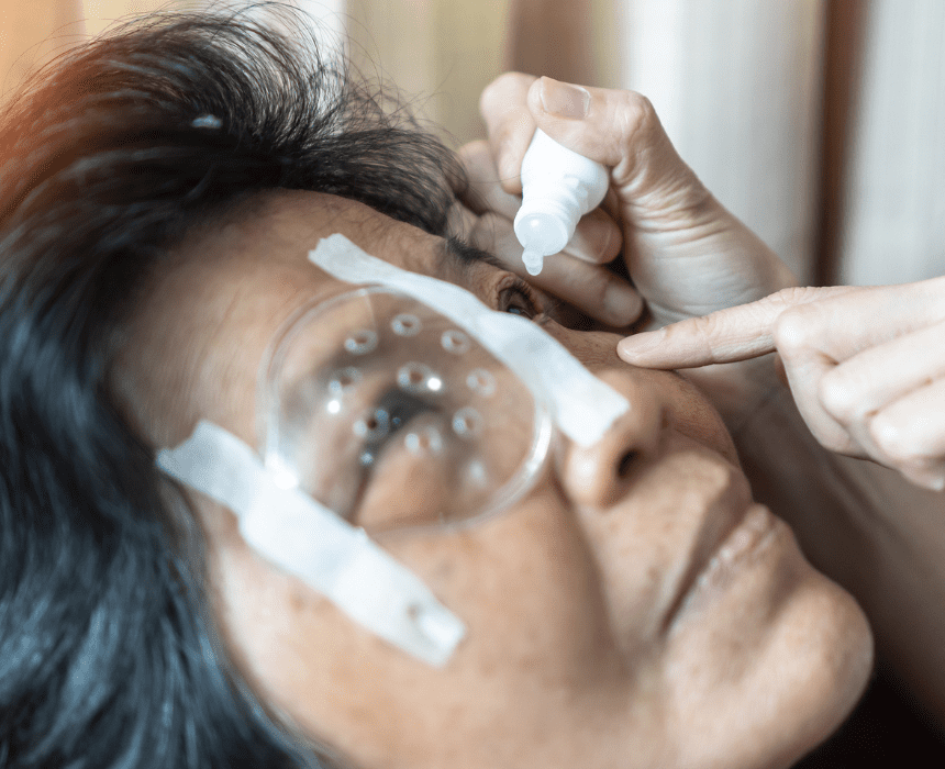 Bác sĩ mắt sẽ kê thuốc nhỏ mắt kháng sinh để ngăn nhiễm trùng và thuốc nhỏ mắt chống viêm để giảm viêm bên trong