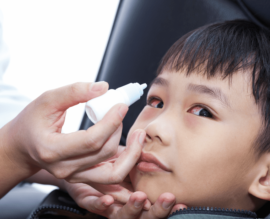 Bạn sẽ được gây tê tại chỗ bằng thuốc tra hoặc thuốc nhỏ mắt gây tê để không cảm thấy đau