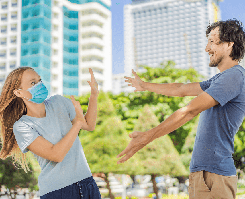 Hạn chế gặp gỡ, ôm ấp với người bệnh đau mắt đỏ