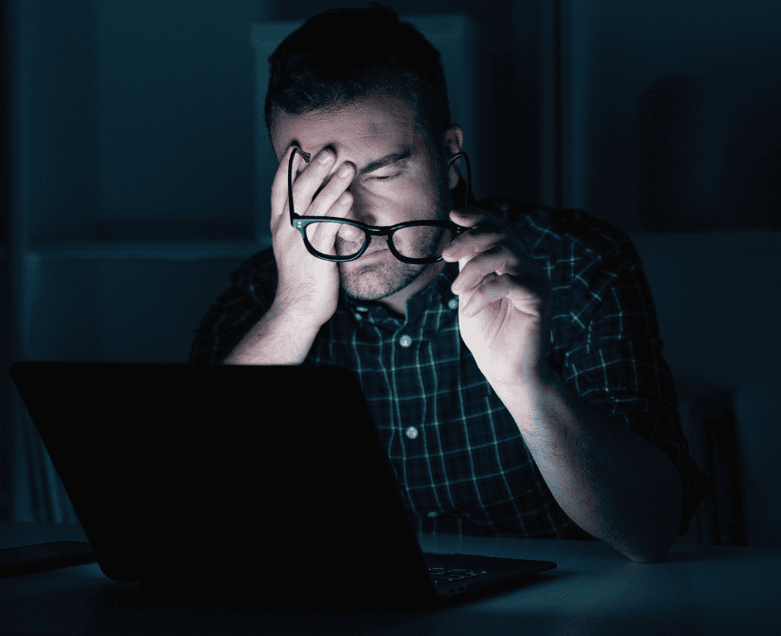 Làm việc và sinh hoạt trong điều kiện thiếu ánh sáng trong thời gian dài có thể làm cho mắt cần phải điều chỉnh nhiều hơn, dẫn đến mỏi mắt và gây ra hiện tượng lé kim