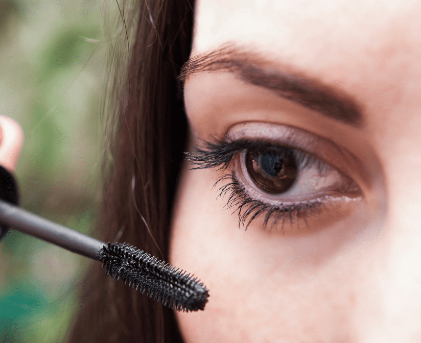 Một trong những tác nhân dị ứng phổ biến là mỹ phẩm mắt, bao gồm mascara, phấn mắt và kem mắt