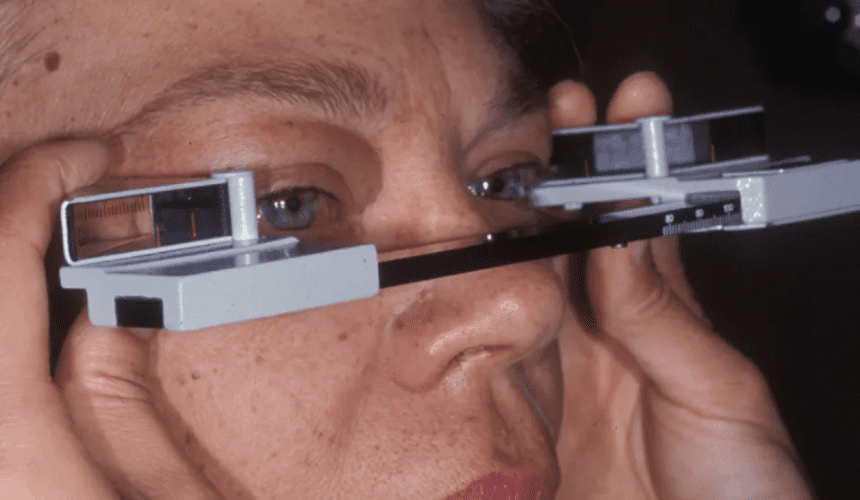Sử dụng thước Hertel để đo độ lồi của mắt