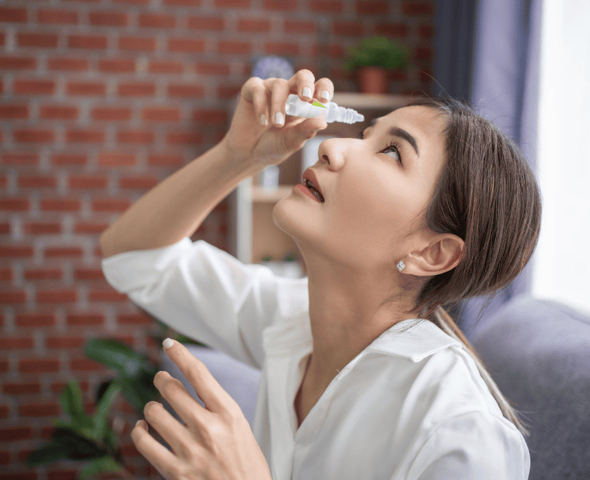 Trường hợp mắt mỏi quá mức, bạn có thể sử dụng thuốc nhỏ mắt theo chỉ định của bác sĩ để giảm cơn đau và phục hồi tính năng của mắt