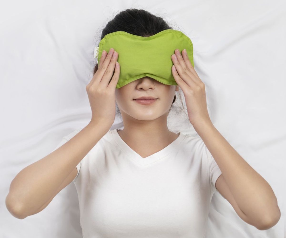 bạn có thể áp dụng chườm nóng hoặc lạnh để là giảm tình trạng ngứa