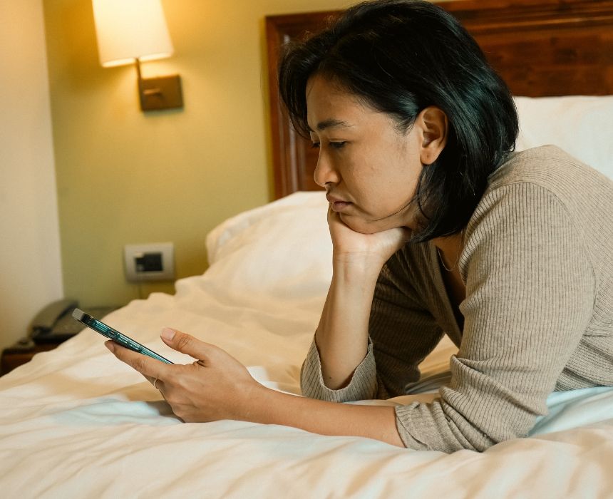 bạn nên để màn hình ở khoảng cách hợp lý