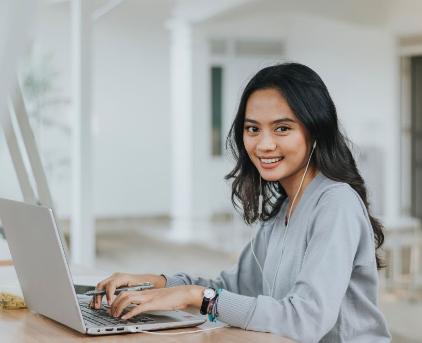 bạn nên ngồi đúng tư thế khi làm việc