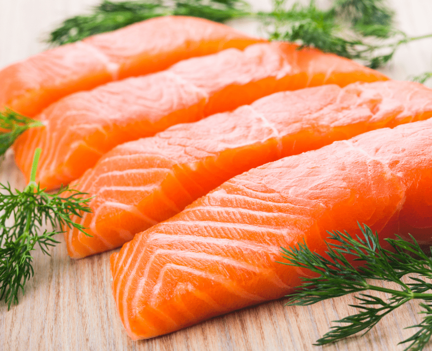 cá hồi, cá biển chứa hàm lượng omega - 3 cao có thể giúp ngăn ngừa bệnh AMD