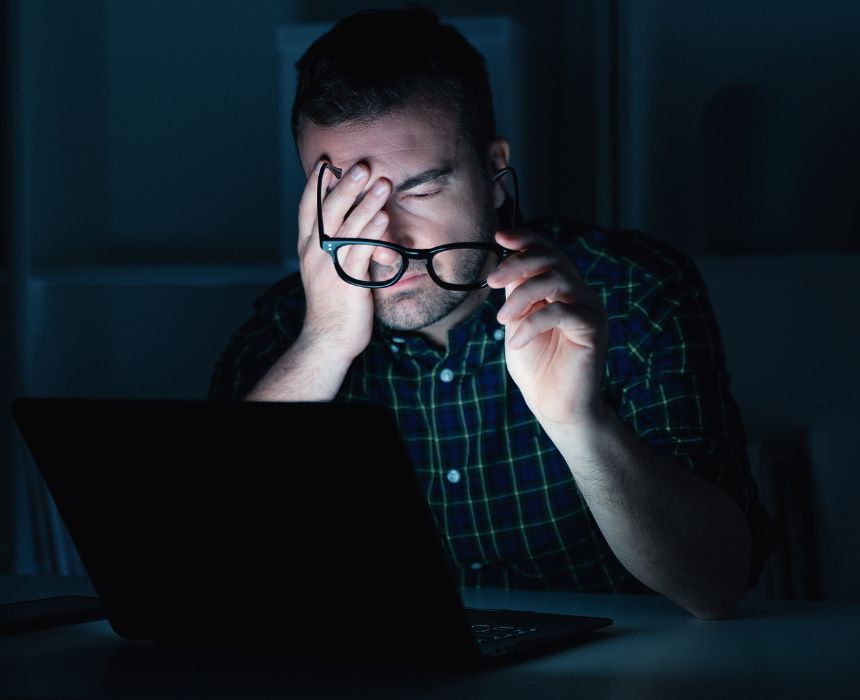 điều chỉnh độ sáng màn hình hợp lý giúp giảm mỏi mắt