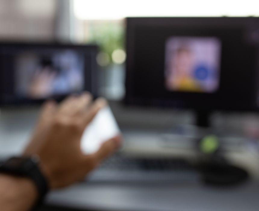 khi bị rối loạn điều tiết mắt, bạn có thể xuất hiện tình trạng nhìn mờ