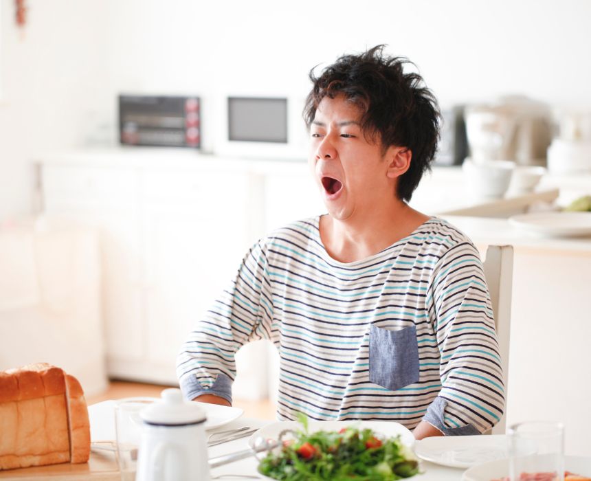 mệt mỏi và buồn ngủ có thể khiến bạn dụi mắt nhiều hơn