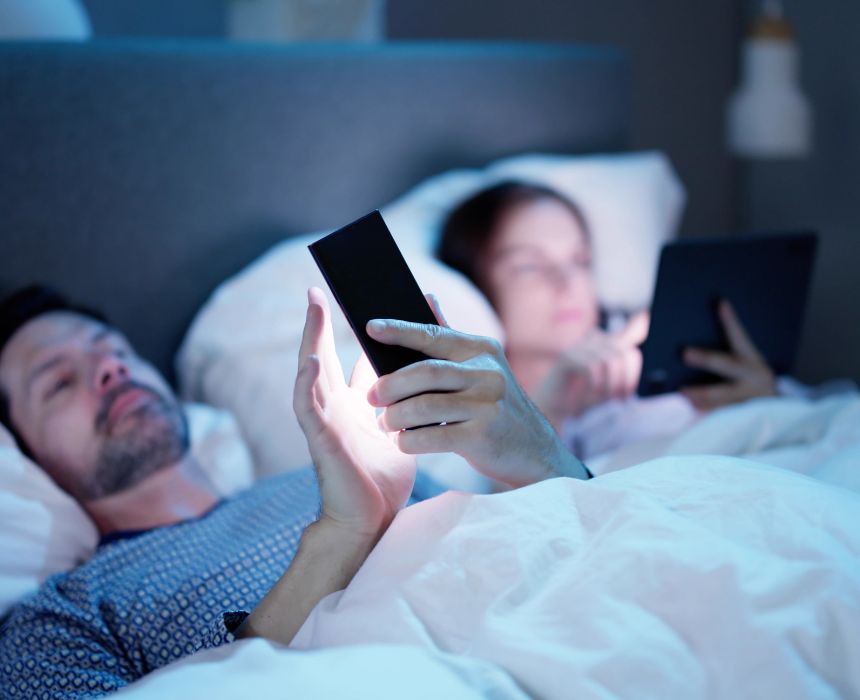 nằm ngửa khi sử dụng điện thoại