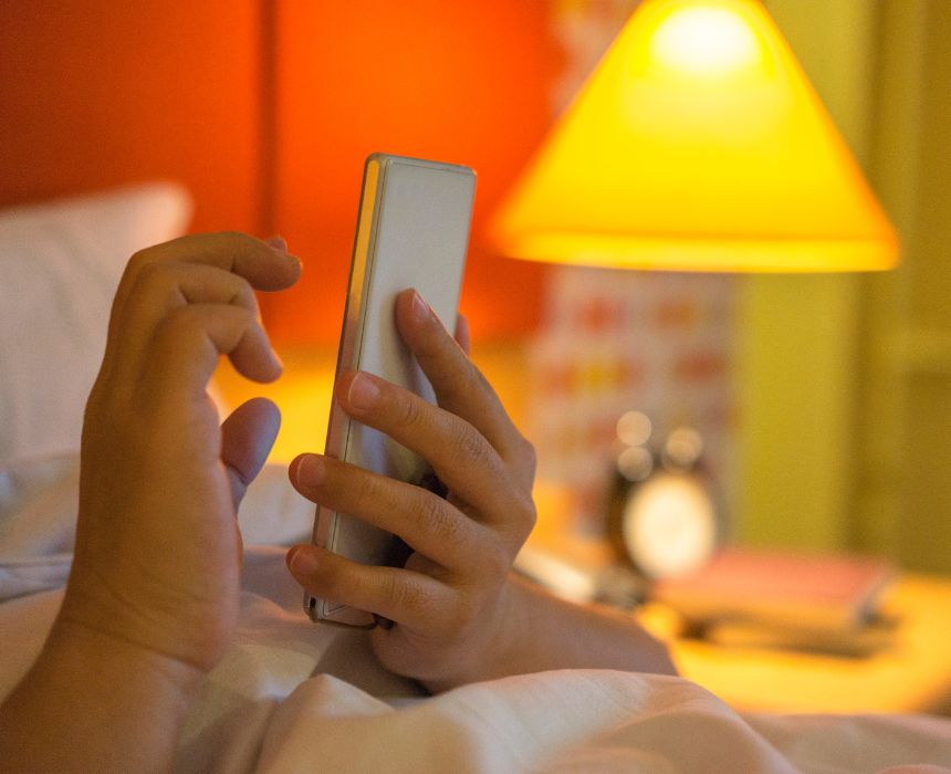 nên bật đèn ngủ khi dùng điện thoại