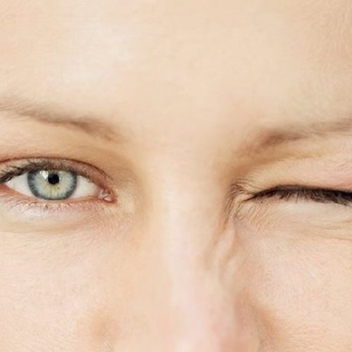 Nháy mắt liên tục là hiện tượng gì ? Liệu mắt nháy liên tục có nguy hiểm ?
