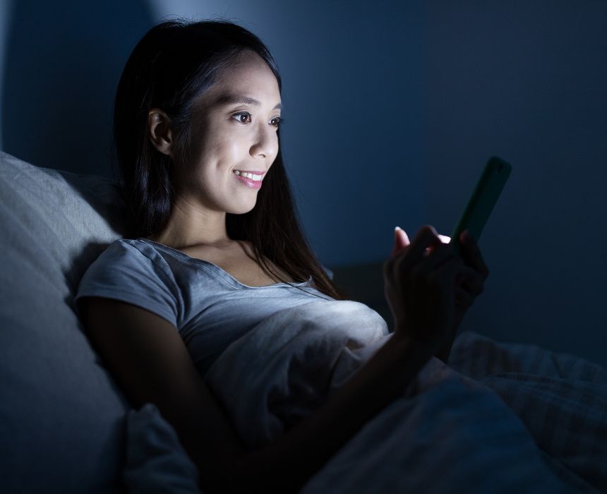 sử dụng điện thoại trong bóng tối hoàn toàn
