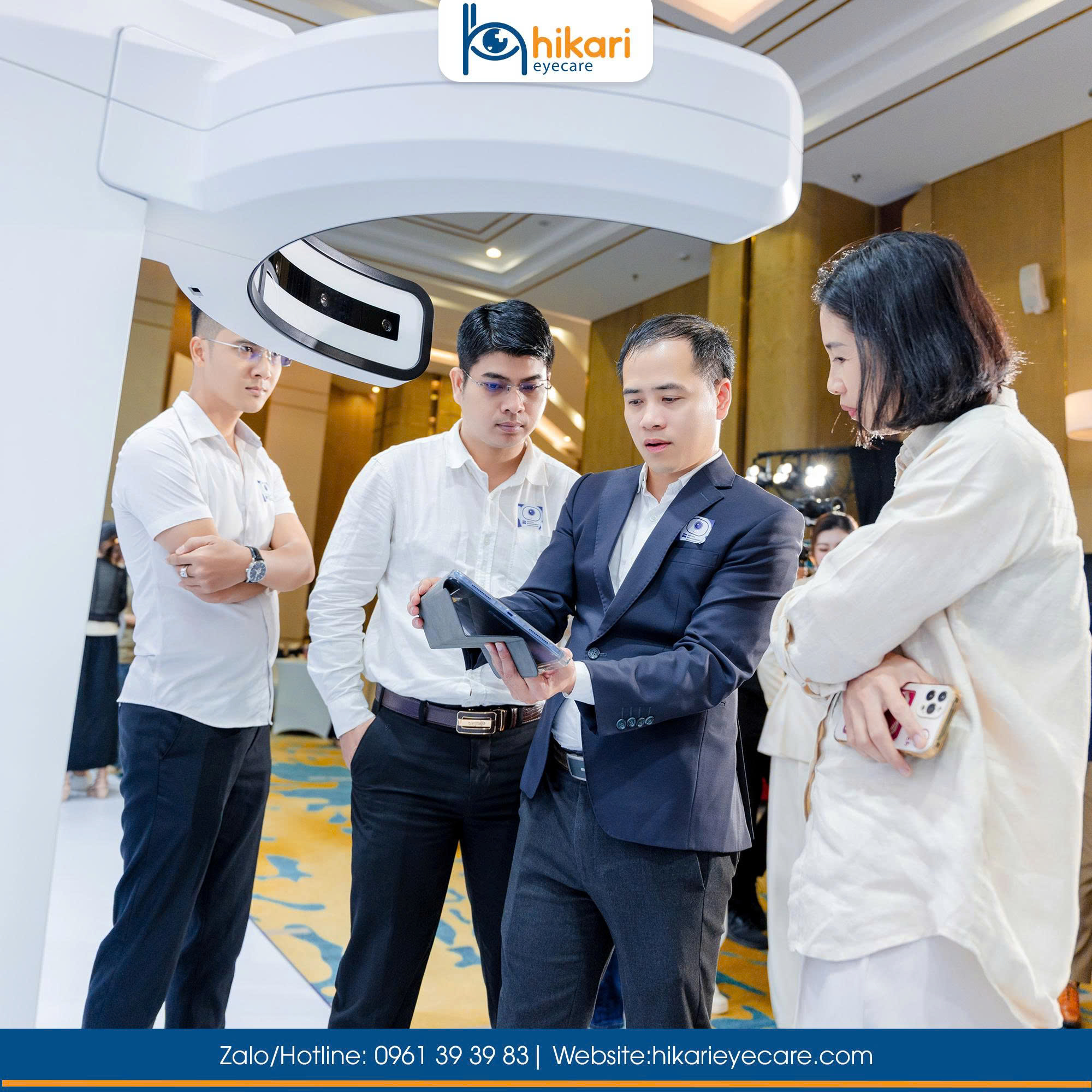 Đội ngũ chuyên gia Trung tâm Mắt Sài Gòn Hikari trao đổi chuyên môn bên thiết bị đo nhãn cầu Zeiss tại Myopia Management Workshop 2026